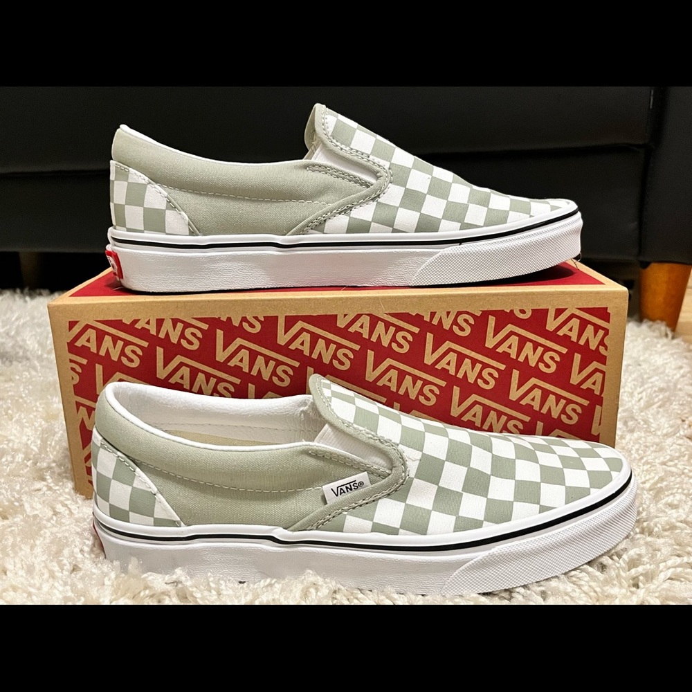 NWT Vans Classic Slip-ons - Womens 9